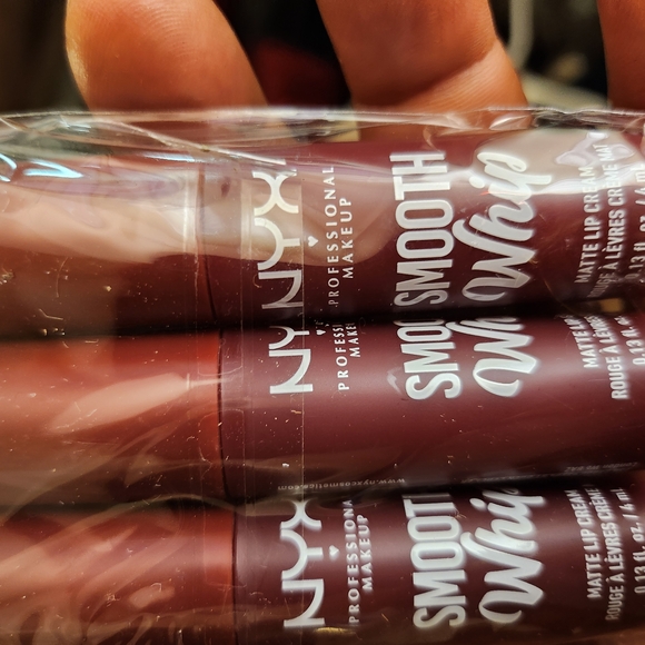NYX Smooth Whip Matte Lip Cream - Rich Burgundy - Picture 1 of 12